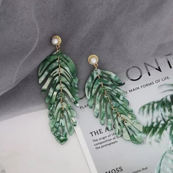 Jewelry - 3/$30🖤 Green Acrylic Fern Leaf Pearl Earring Set
